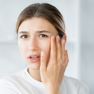 mujer tacándose la cara